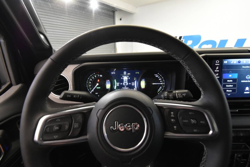 2025 Jeep Wrangler Sahara 4xe 4x4 4dr SUV, Negro, Mileage: 13,079 - photo 23