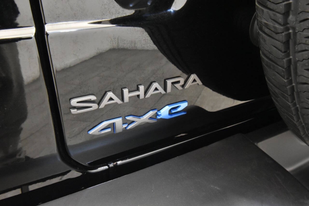 2025 Jeep Wrangler Sahara 4xe 4x4 4dr SUV, Negro, Mileage: 13,079 - photo 28