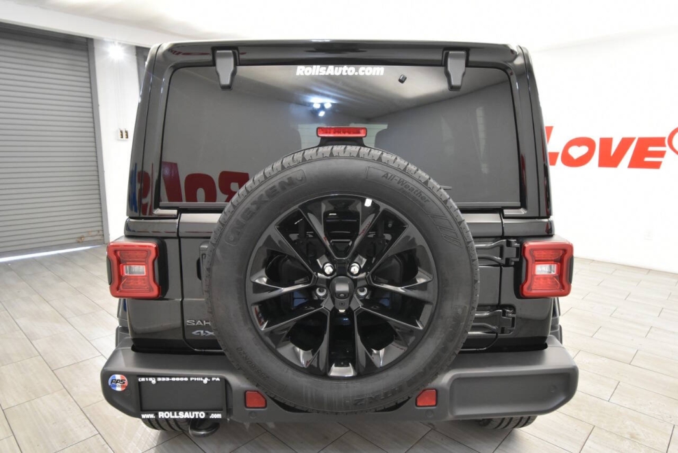 2025 Jeep Wrangler Sahara 4xe 4x4 4dr SUV, Negro, Mileage: 13,079 - photo 3