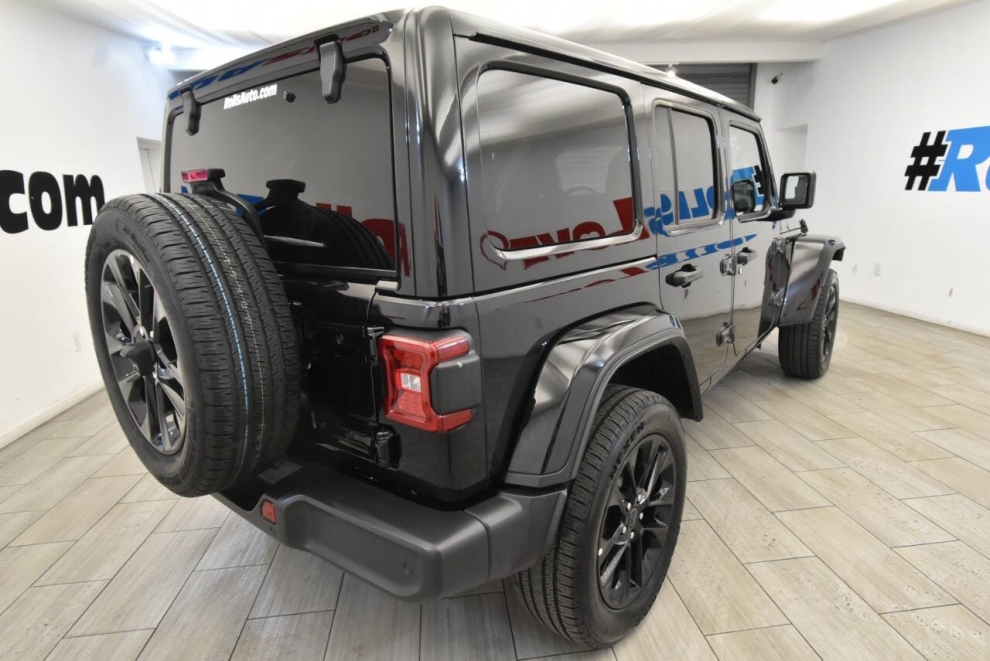 2025 Jeep Wrangler Sahara 4xe 4x4 4dr SUV, Negro, Mileage: 13,079 - photo 4