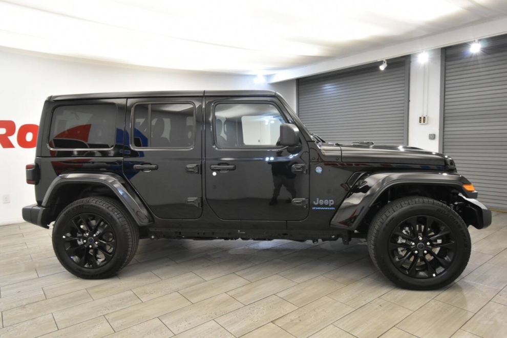 2025 Jeep Wrangler Sahara 4xe 4x4 4dr SUV, Negro, Mileage: 13,079 - photo 5