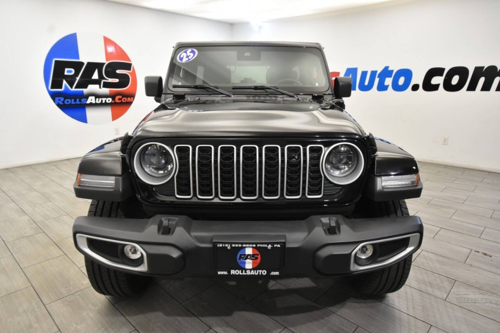 2025 Jeep Wrangler Sahara 4xe 4x4 4dr SUV, Negro, Mileage: 13,079 - photo 7