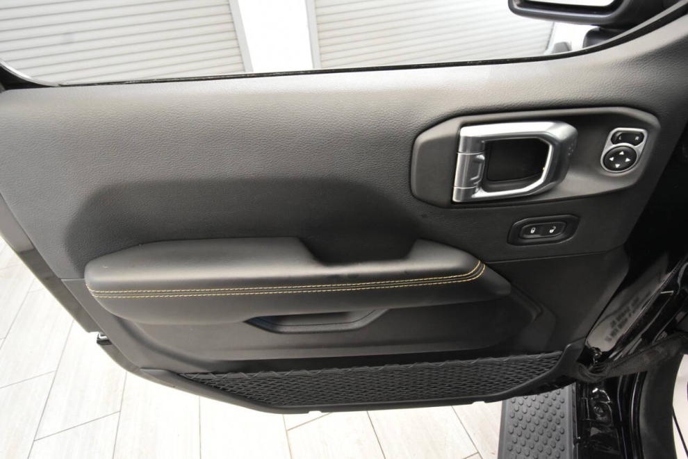 2025 Jeep Wrangler Sahara 4xe 4x4 4dr SUV, Negro, Mileage: 16,920 - photo 12