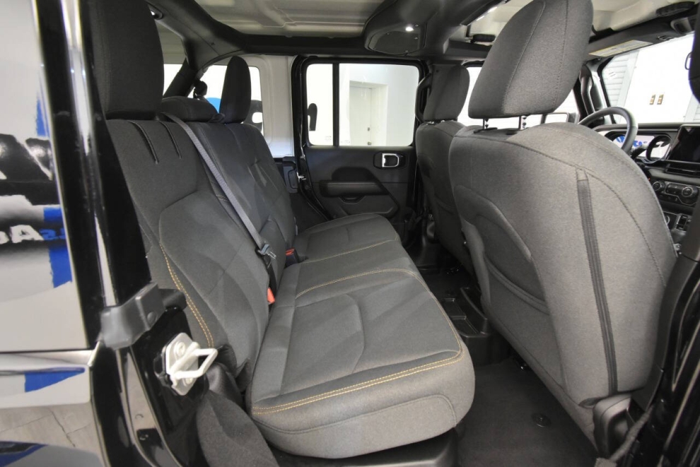 2025 Jeep Wrangler Sahara 4xe 4x4 4dr SUV, Negro, Mileage: 16,920 - photo 15