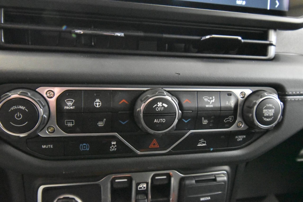 2025 Jeep Wrangler Sahara 4xe 4x4 4dr SUV, Negro, Mileage: 16,920 - photo 19