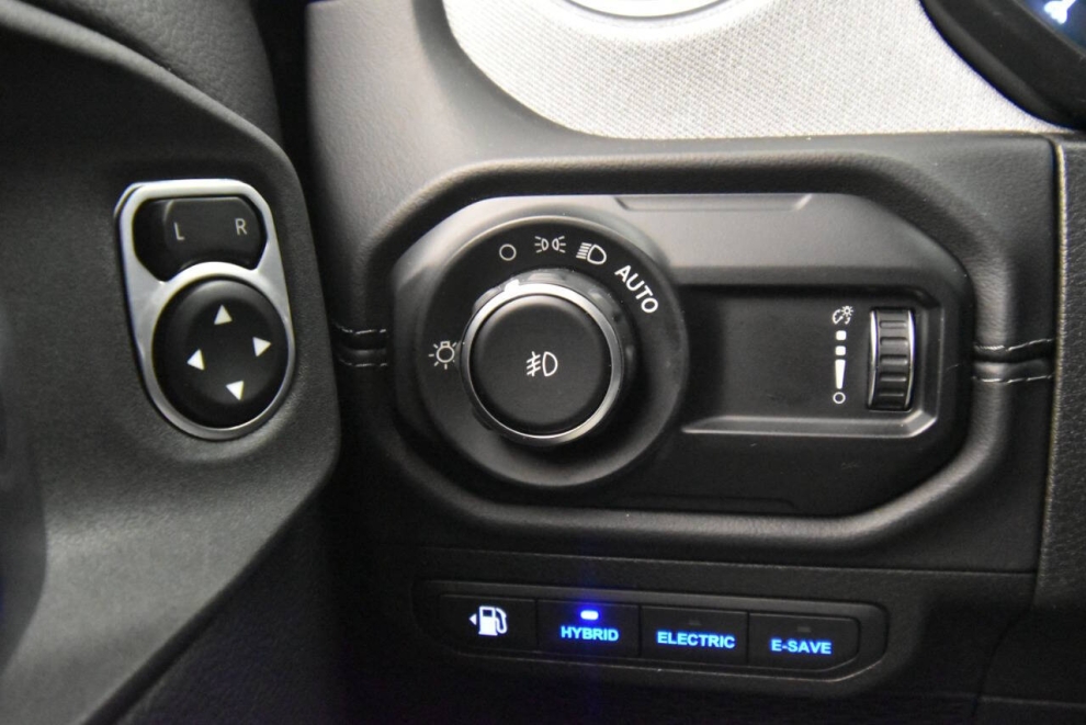 2025 Jeep Wrangler Sahara 4xe 4x4 4dr SUV, Negro, Mileage: 16,920 - photo 27