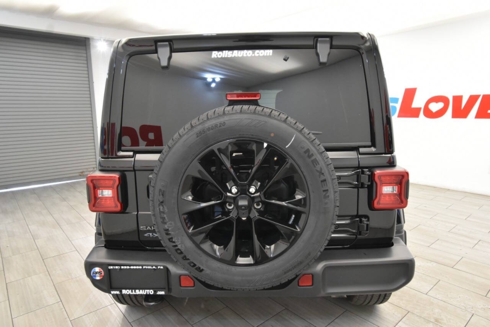 2025 Jeep Wrangler Sahara 4xe 4x4 4dr SUV, Negro, Mileage: 16,920 - photo 3