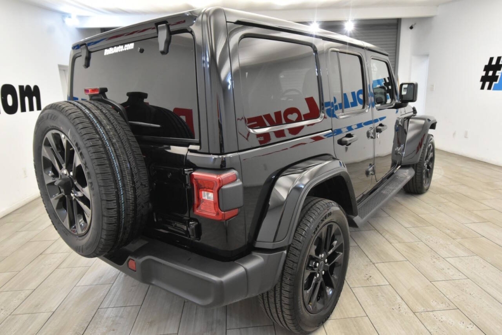 2025 Jeep Wrangler Sahara 4xe 4x4 4dr SUV, Negro, Mileage: 16,920 - photo 4
