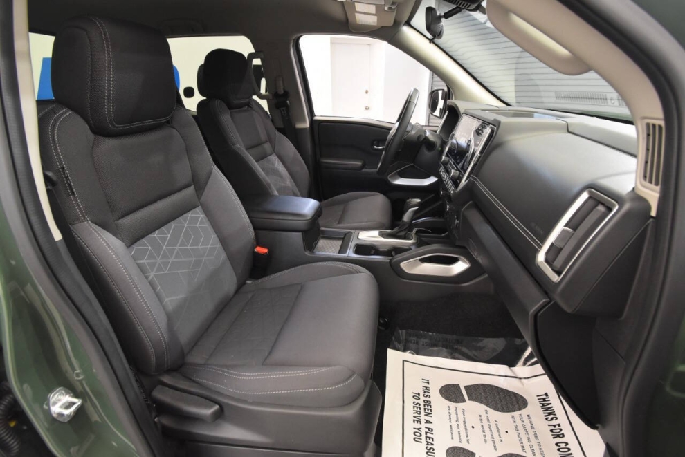 2025 Nissan Frontier SV 4x2 4dr Crew Cab 5 ft. SB, Green, Mileage: 1,551 - photo 14