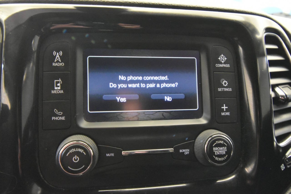 2018 Jeep Compass Altitude 4x4 4dr SUV, White, Mileage: 93,362 - photo 21