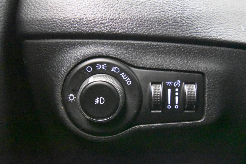 2018 Jeep Compass Altitude 4x4 4dr SUV, White, Mileage: 93,362 - photo 29