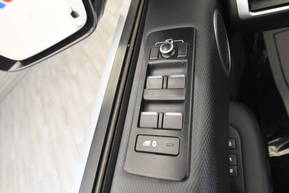 2022 Land Rover Discovery P360 HSE R Dynamic AWD 4dr SUV, Silver, Mileage: 71,428 - photo 38