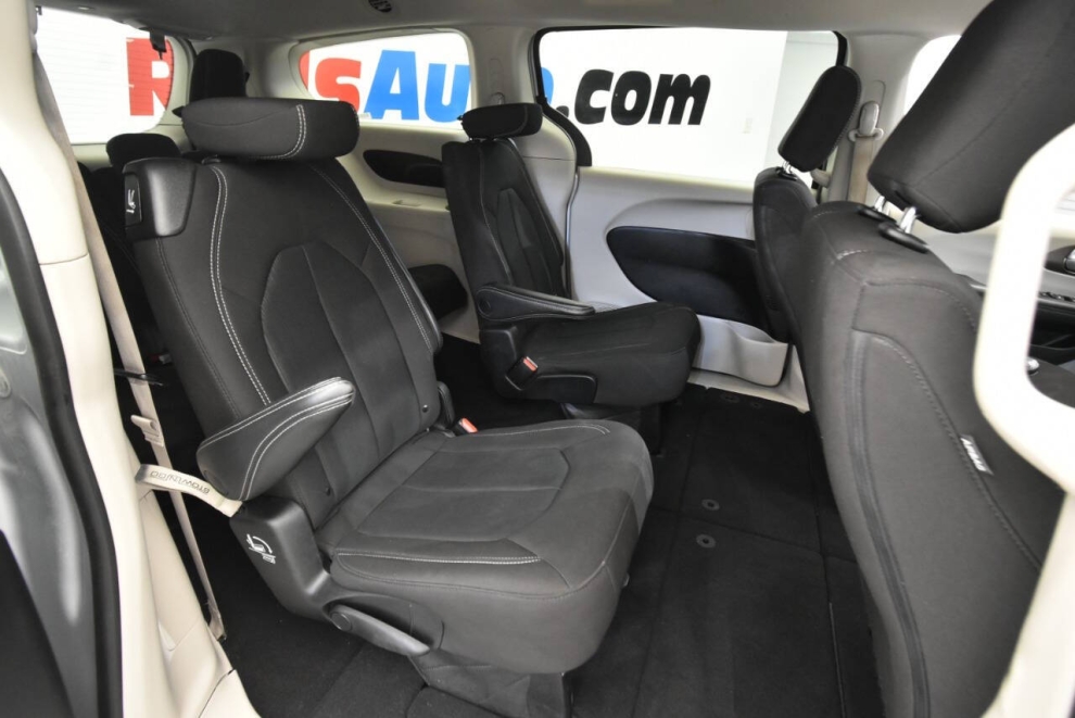 2023 Chrysler Voyager LX 4dr Mini Van, Silver, Mileage: 96,090 - photo 17