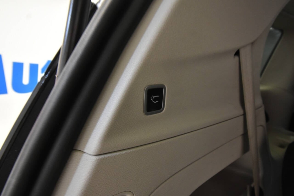 2023 Chrysler Voyager LX 4dr Mini Van, Silver, Mileage: 96,090 - photo 35
