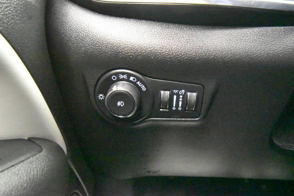 2023 Jeep Compass Limited 4x4 4dr SUV, Blue, Mileage: 31,614 - photo 33