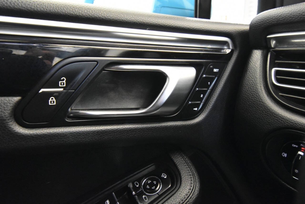 2022 Porsche Macan Base AWD 4dr SUV, Blue, Mileage: 64,717 - photo 34