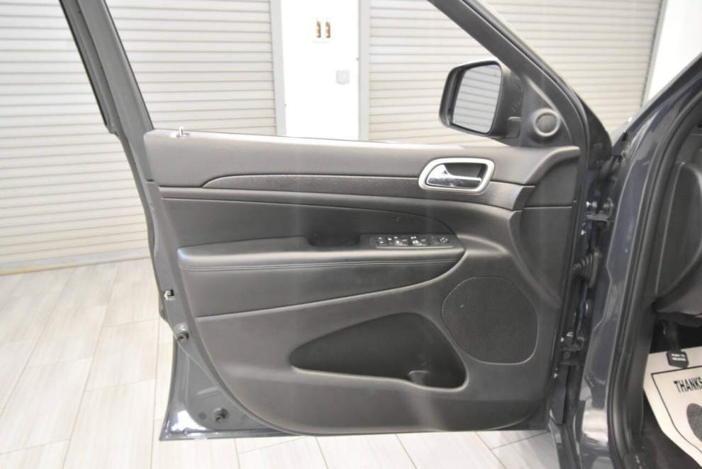 2017 Jeep Grand Cherokee Laredo 4x4 4dr SUV, Gray, Mileage: 96,701 - photo 15