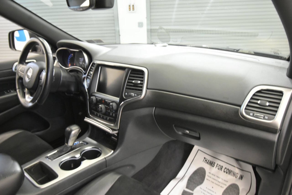 2017 Jeep Grand Cherokee Laredo 4x4 4dr SUV, Gray, Mileage: 96,701 - photo 18