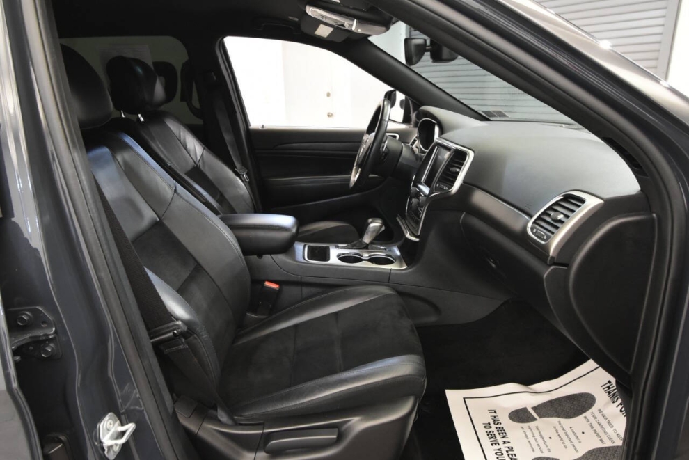 2017 Jeep Grand Cherokee Laredo 4x4 4dr SUV, Gray, Mileage: 96,701 - photo 19