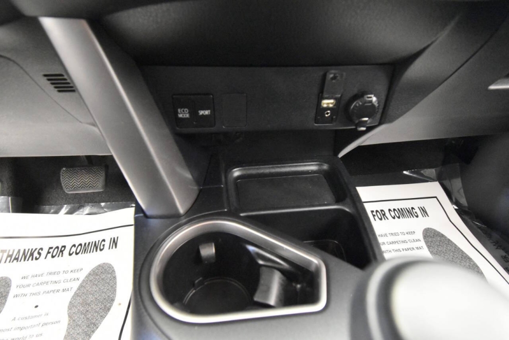 2017 Toyota RAV4 LE AWD 4dr SUV, Gris, Mileage: 62,058 - photo 32