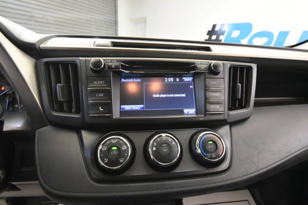 2017 Toyota RAV4 LE AWD 4dr SUV, Gris, Mileage: 62,058 - photo 33