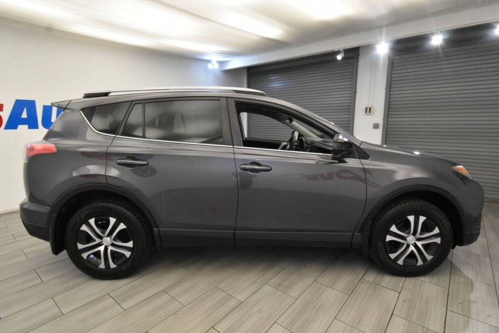 2017 Toyota RAV4 LE AWD 4dr SUV, Gris, Mileage: 62,058 - photo 5