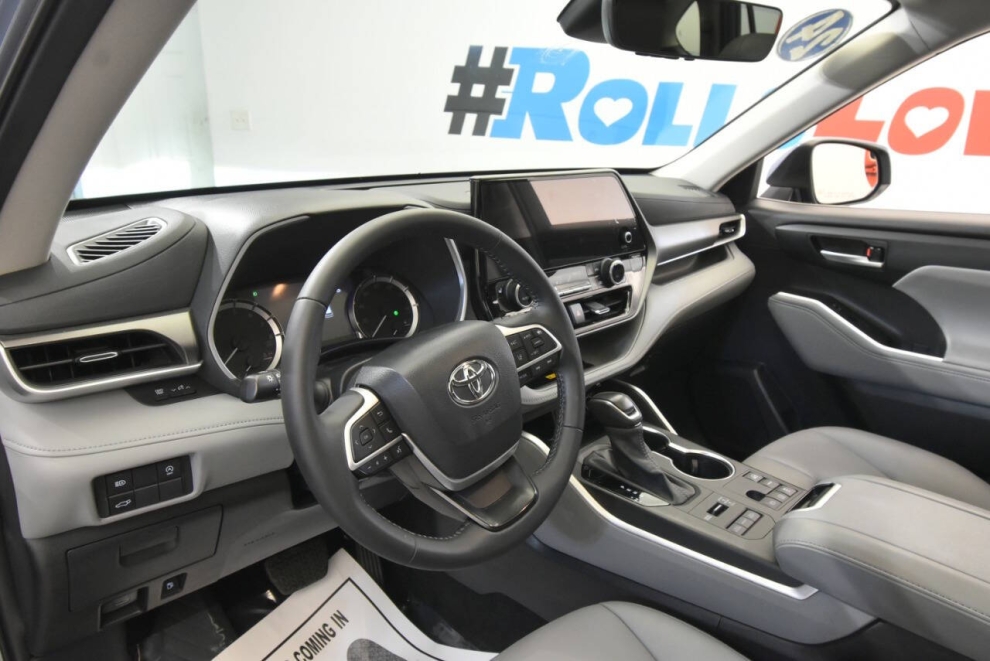 2024 Toyota Highlander XLE AWD 4dr SUV, Blue, Mileage: 62,069 - photo 11
