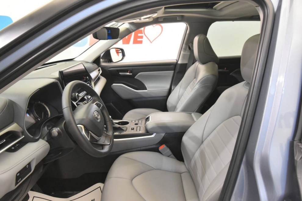 2024 Toyota Highlander XLE AWD 4dr SUV, Blue, Mileage: 62,069 - photo 12
