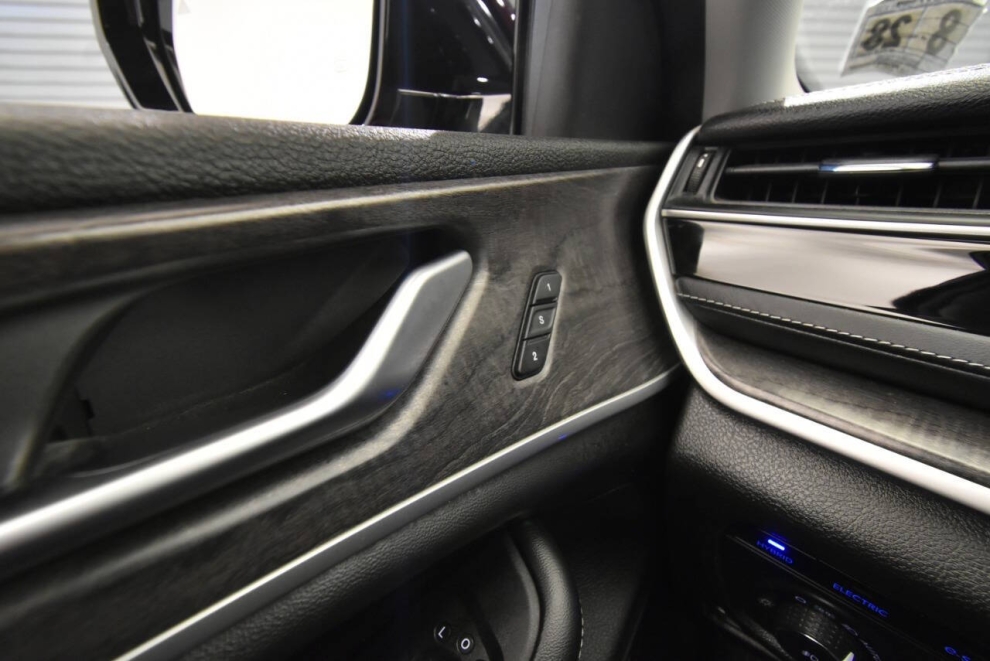 2023 Jeep Grand Cherokee 4xe 4x4 4dr SUV, Red, Mileage: 56,287 - photo 41