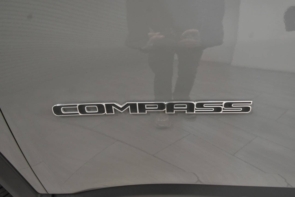 2022 Jeep Compass Limited 4x4 4dr SUV, Gris, Mileage: 42,779 - photo 11