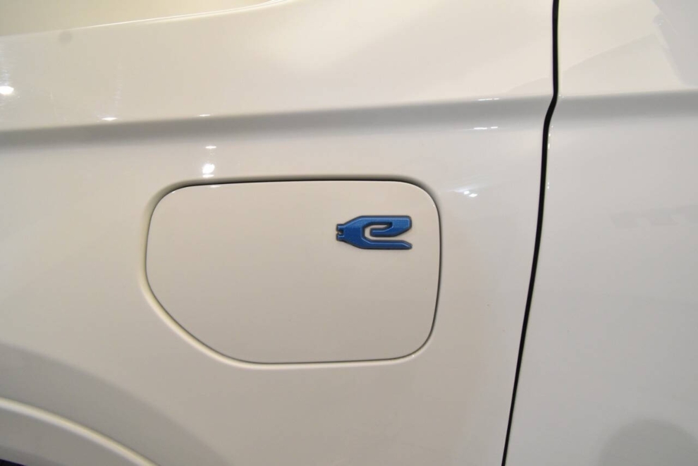 2023 Jeep Grand Cherokee Overland 4xe 4x4 4dr SUV, White, Mileage: 51,016 - photo 12