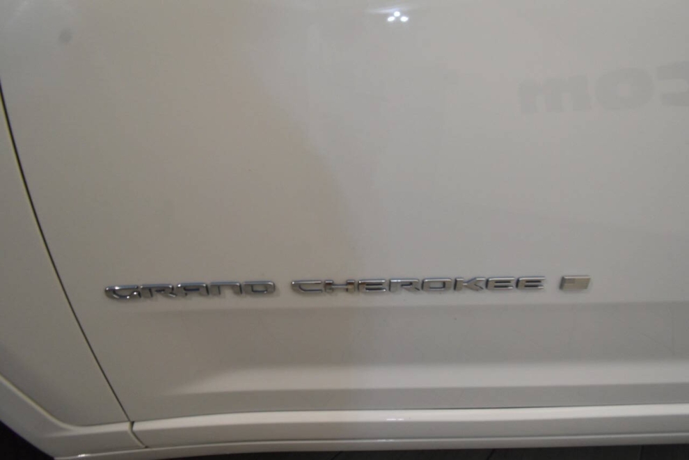 2023 Jeep Grand Cherokee Overland 4xe 4x4 4dr SUV, White, Mileage: 51,016 - photo 13