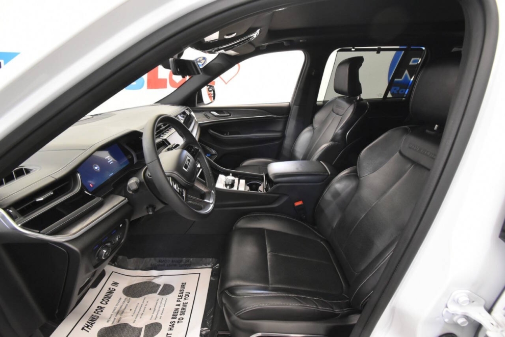 2023 Jeep Grand Cherokee Overland 4xe 4x4 4dr SUV, White, Mileage: 51,016 - photo 15