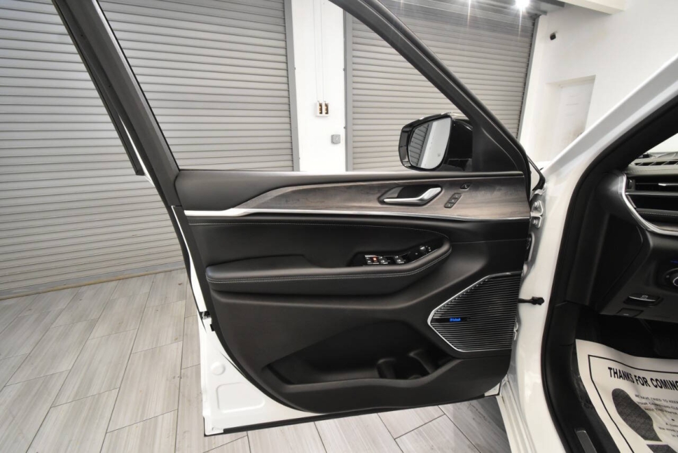 2023 Jeep Grand Cherokee Overland 4xe 4x4 4dr SUV, White, Mileage: 51,016 - photo 17