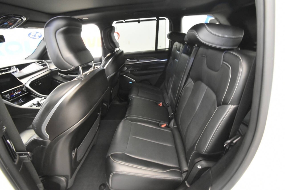 2023 Jeep Grand Cherokee Overland 4xe 4x4 4dr SUV, White, Mileage: 51,016 - photo 18