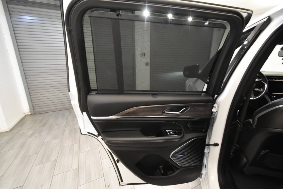 2023 Jeep Grand Cherokee Overland 4xe 4x4 4dr SUV, White, Mileage: 51,016 - photo 19