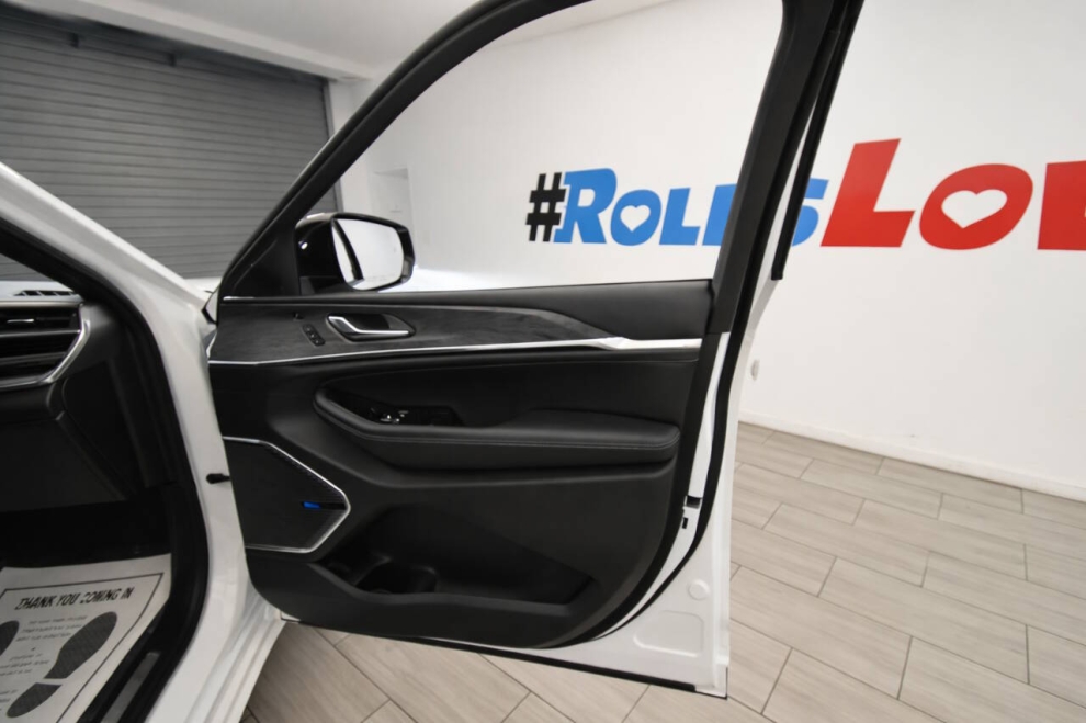 2023 Jeep Grand Cherokee Overland 4xe 4x4 4dr SUV, White, Mileage: 51,016 - photo 23