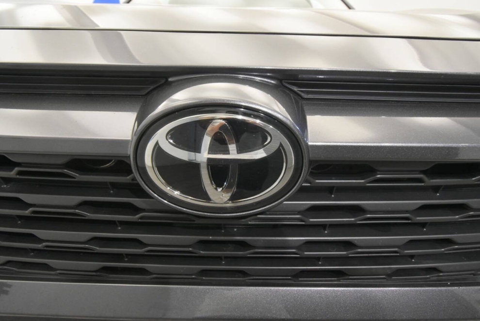 2022 Toyota RAV4 XLE AWD 4dr SUV, Gray, Mileage: 75,244 - photo 8