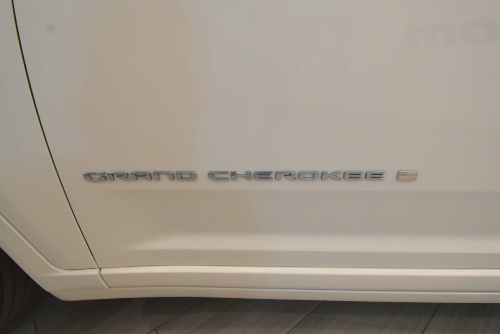 2024 Jeep Grand Cherokee Overland 4xe 4x4 4dr SUV, White, Mileage: 7,543 - photo 13
