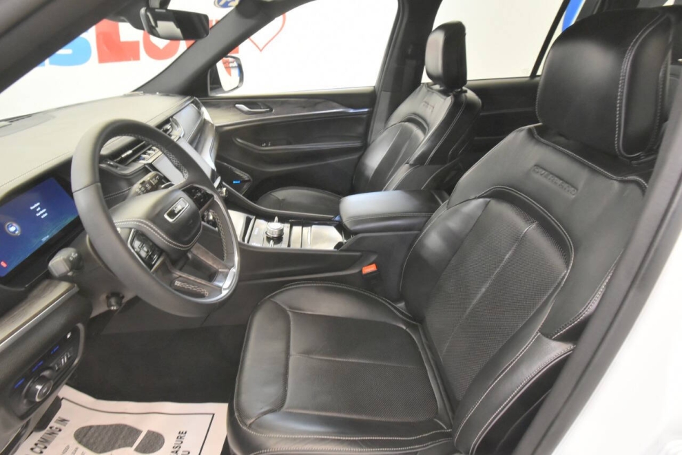 2024 Jeep Grand Cherokee Overland 4xe 4x4 4dr SUV, White, Mileage: 7,543 - photo 15