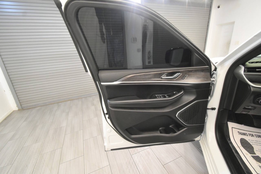 2025 Jeep Grand Cherokee 4xe 4x4 4dr SUV, White, Mileage: 12,777 - photo 19