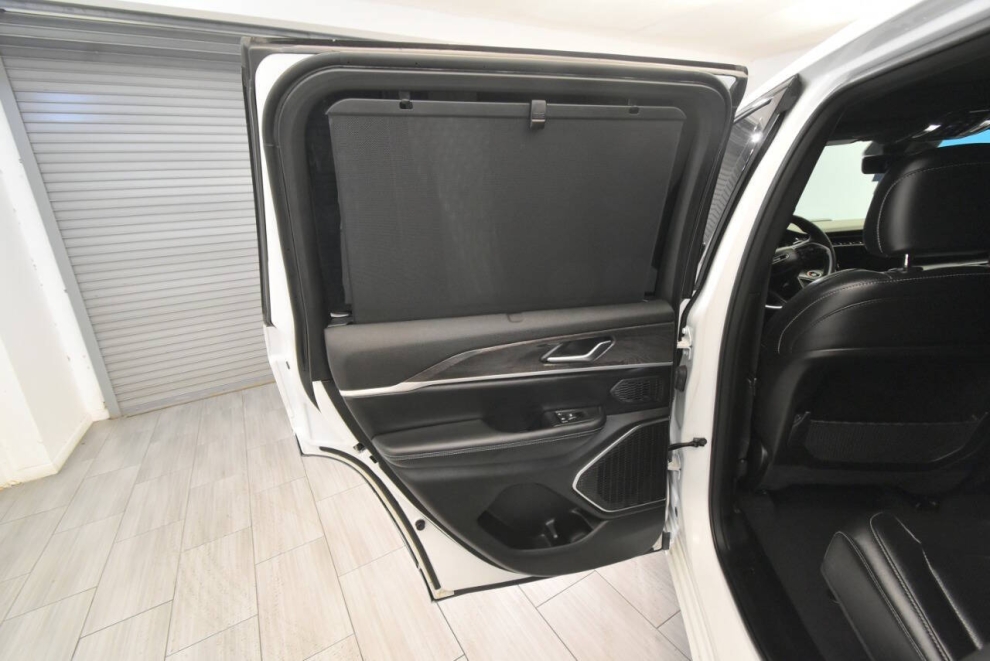 2025 Jeep Grand Cherokee 4xe 4x4 4dr SUV, White, Mileage: 12,777 - photo 22