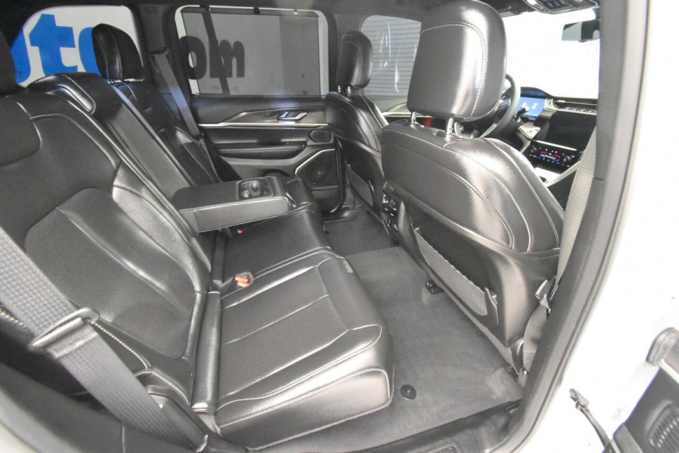 2025 Jeep Grand Cherokee 4xe 4x4 4dr SUV, White, Mileage: 12,777 - photo 28