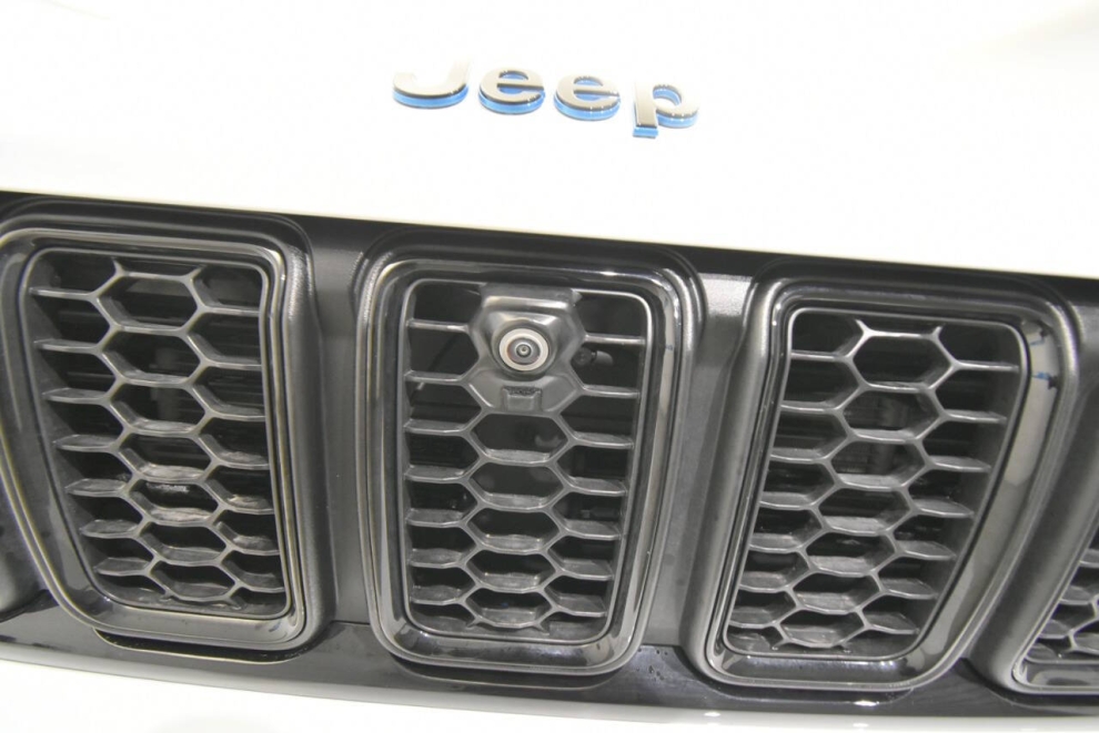 2025 Jeep Grand Cherokee 4xe 4x4 4dr SUV, White, Mileage: 12,777 - photo 9