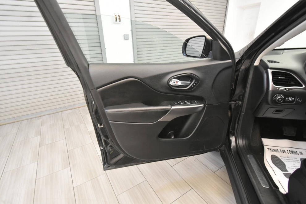 2019 Jeep Cherokee Limited 4x4 4dr SUV, Black, Mileage: 110,949 - photo 12