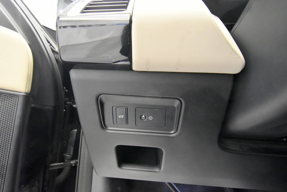 2020 Land Rover Discovery SE AWD 4dr SUV, Black, Mileage: 62,748 - photo 29