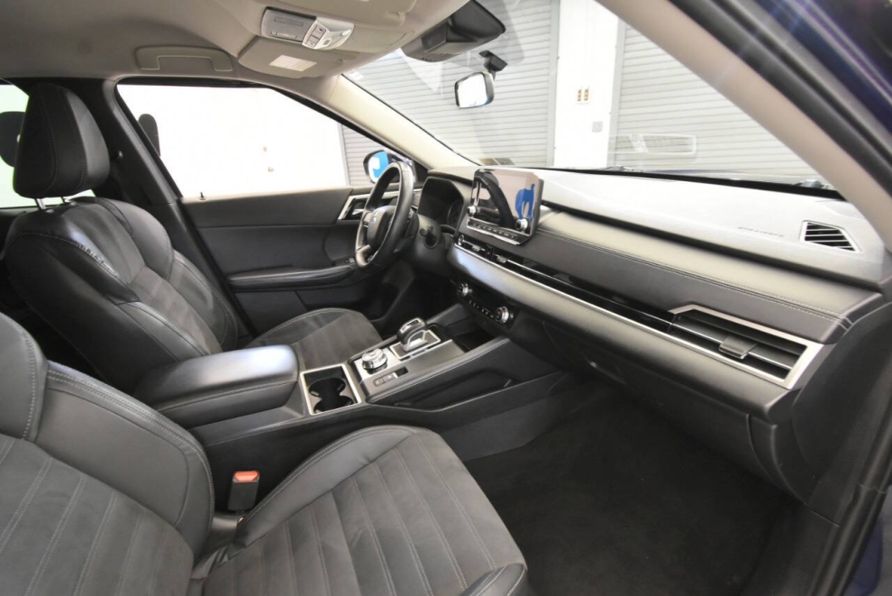2023 Mitsubishi Outlander SE AWD 4dr SUV, Blue, Mileage: 62,248 - photo 15