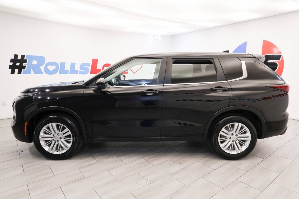 2024 Mitsubishi Outlander ES AWD 4dr SUV, Black, Mileage: 35,439 - photo 1