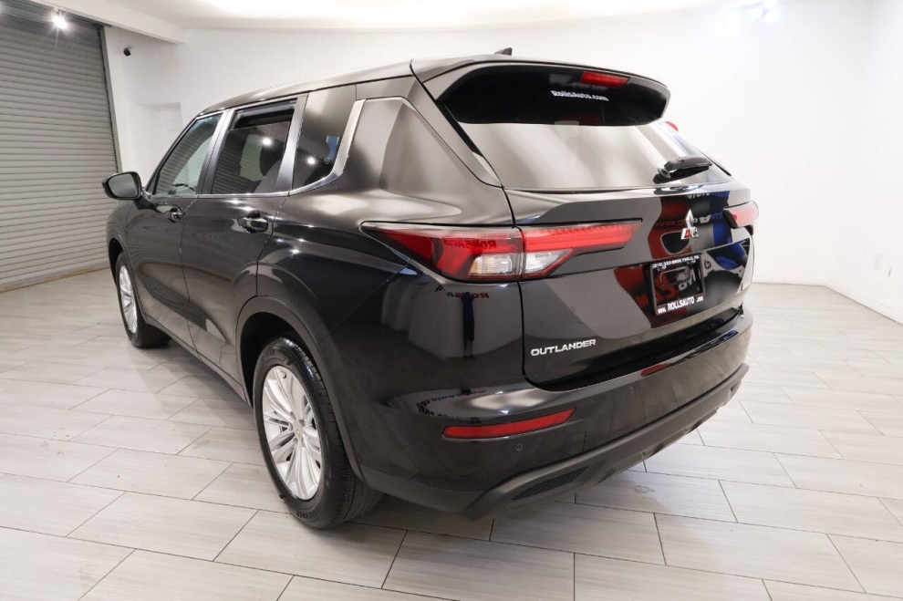 2024 Mitsubishi Outlander ES AWD 4dr SUV, Black, Mileage: 35,439 - photo 2