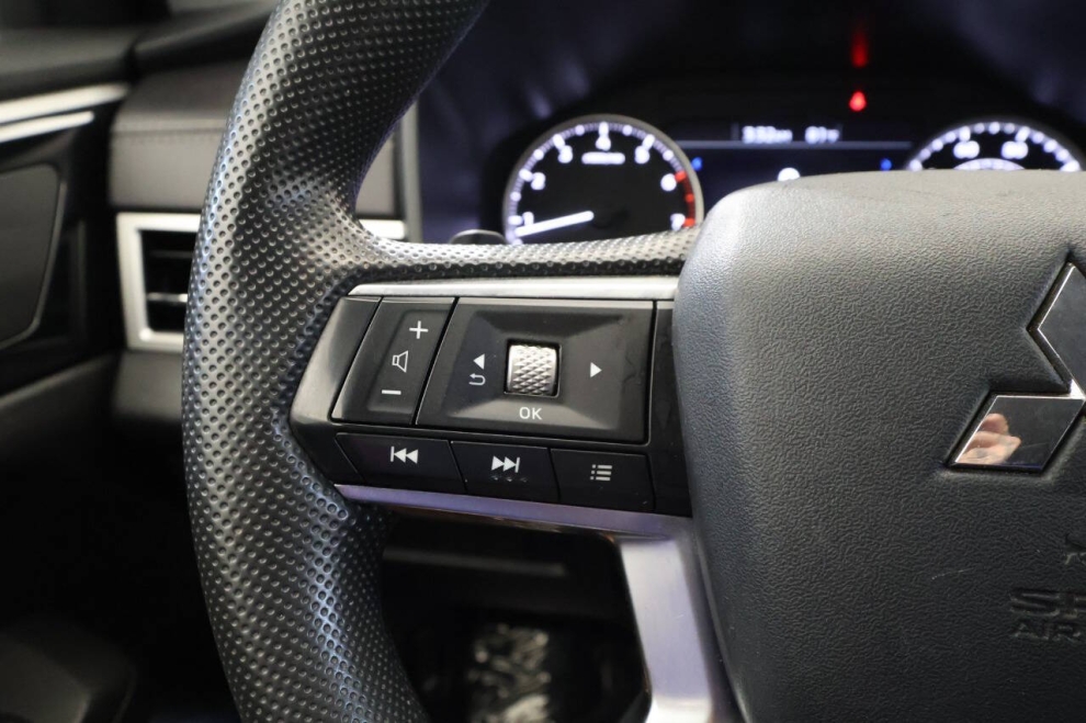 2024 Mitsubishi Outlander ES AWD 4dr SUV, Black, Mileage: 35,439 - photo 26